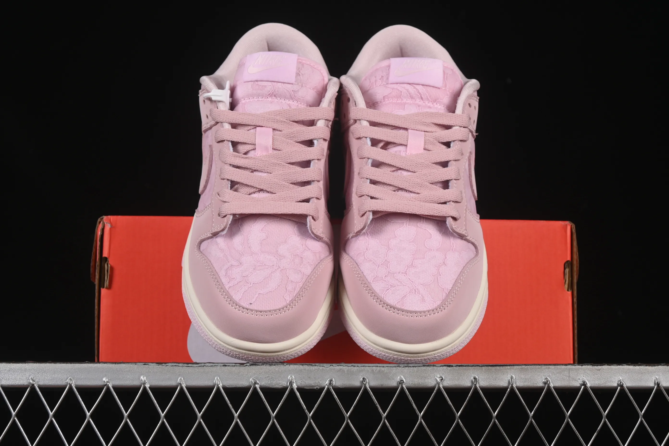 All Categories Nk SB Dunk Series Nk SB Dunk Low Low-top sneakers Nike SB Dunk Low "Regal Pink" contains girly low-top casual sneakers HJ5870-600